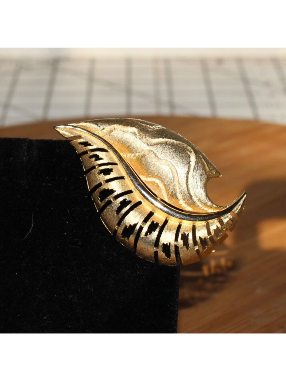 Vintage Signed JJ Jonette Jewelry Gold Tone Textured Open Work Leaf Brooch Pin